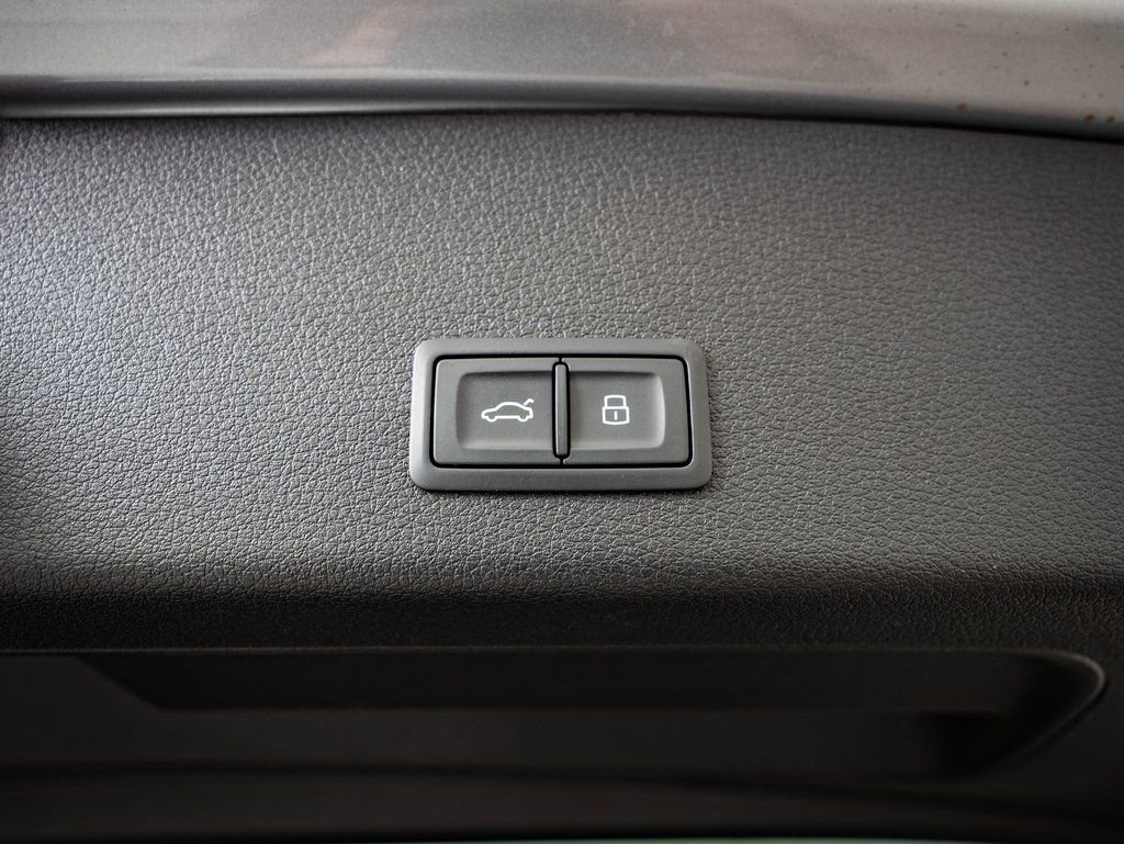 Used 2022 Audi e-tron Premium w/ Convenience Plus Package image 19