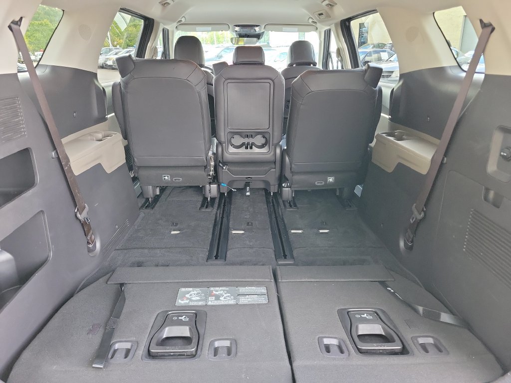 Used 2025 Kia Carnival FWD image 11