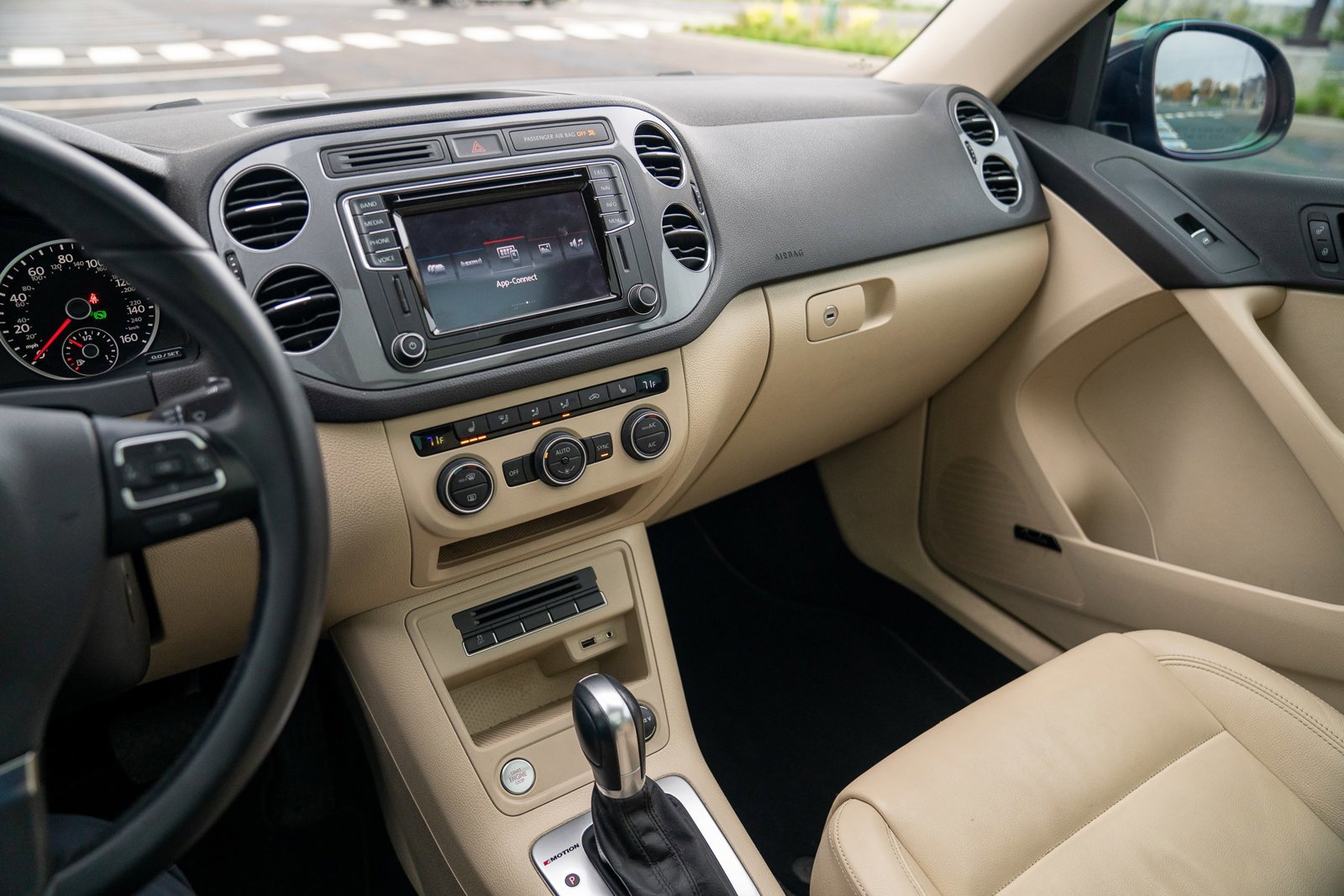 Used 2016 Volkswagen Tiguan SEL image 14