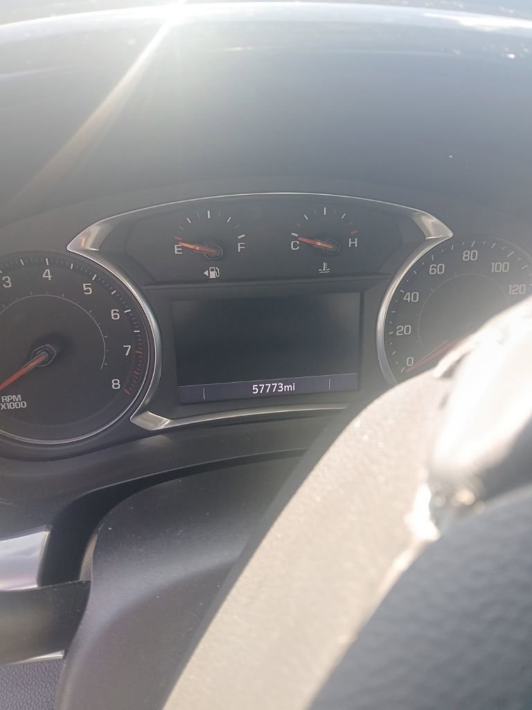 Used 2021 Chevrolet Traverse LT image 1