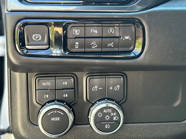 Used 2025 GMC Yukon AT4 AWD/4WD image 32