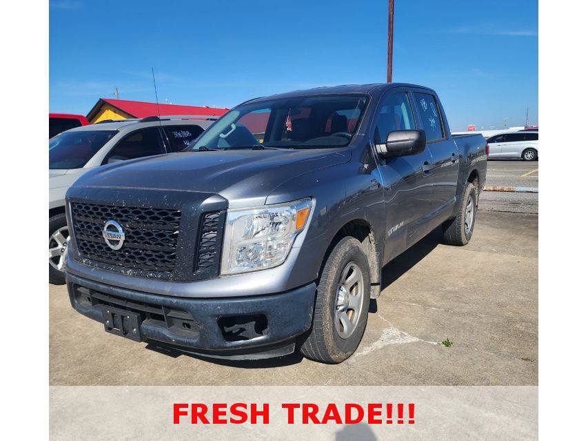 Used 2017 Nissan Titan S image 2