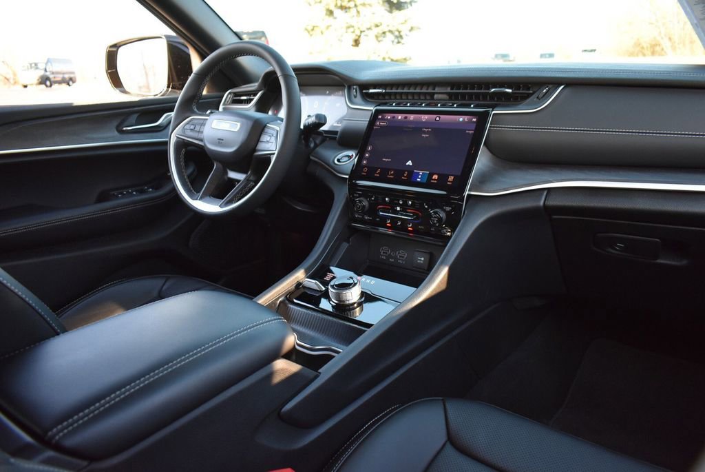 Certified 2025 Jeep Grand Cherokee Limited w/ Luxury Tech Group II image 33