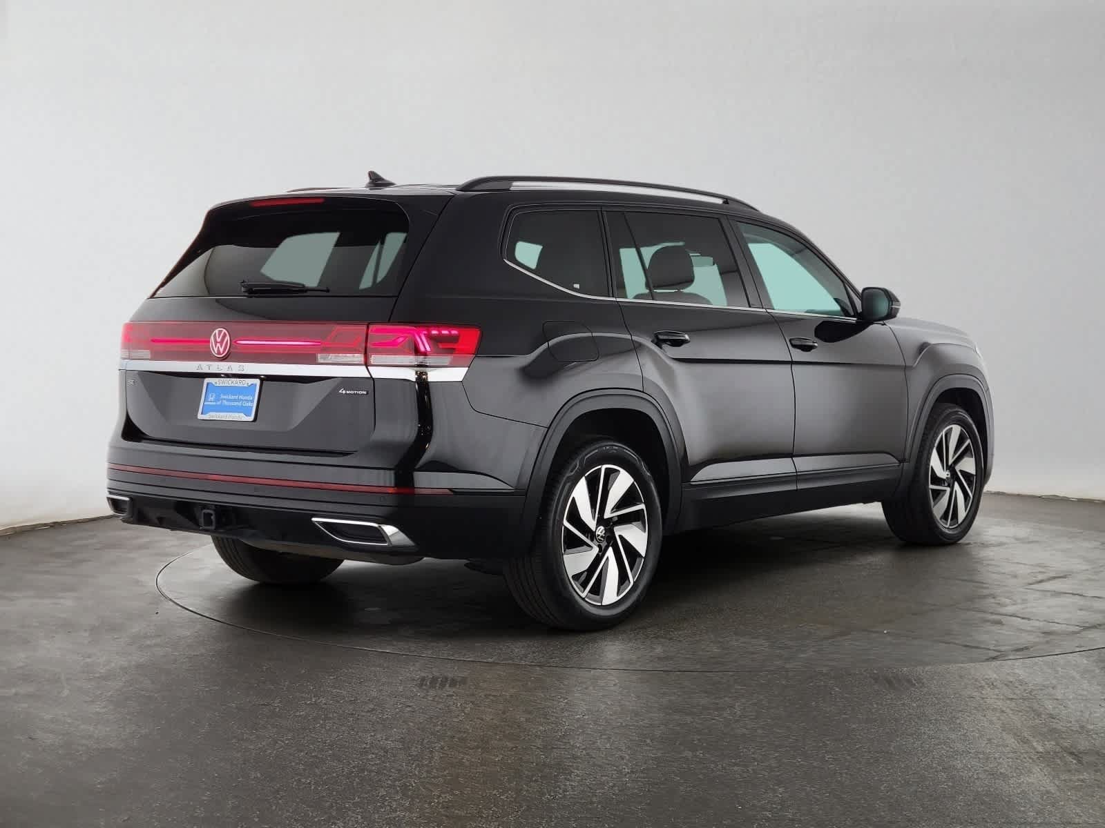Used 2025 Volkswagen Atlas SE AWD/4WD image 3