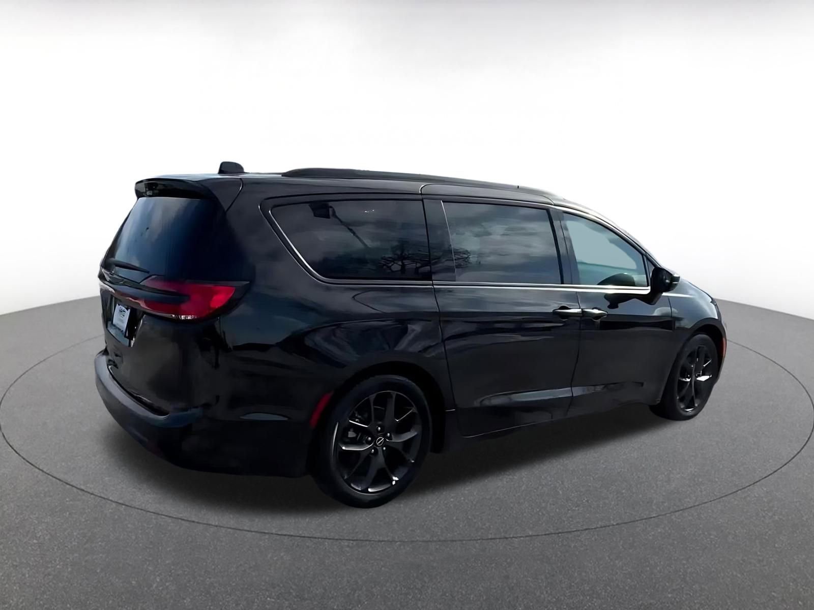 Used 2025 Chrysler Pacifica Limited image 15