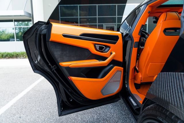 Used 2022 Lamborghini Urus AWD/4WD image 22