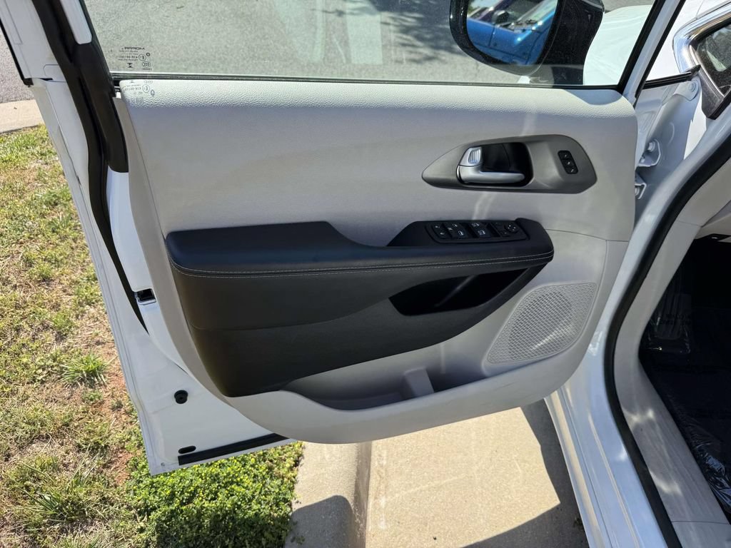 Used 2024 Chrysler Pacifica Touring-L FWD image 31