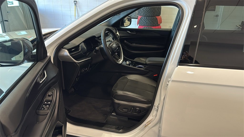 Used 2025 Jeep Grand Cherokee L Altitude image 22