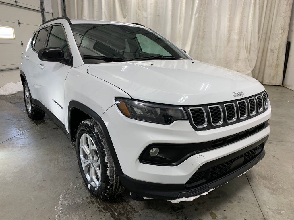 Used 2024 Jeep Compass Latitude image 2