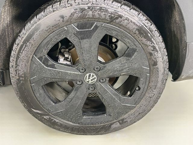 Used 2025 Volkswagen Taos SEL image 34