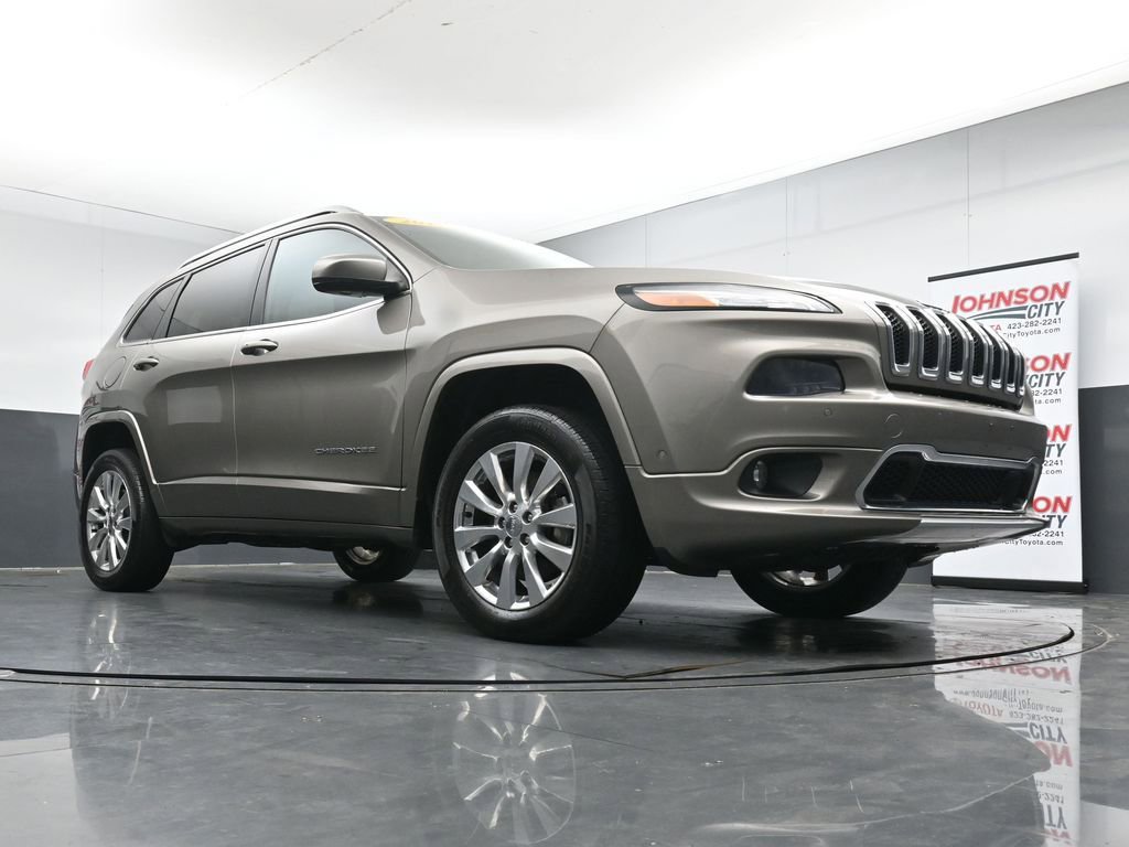 Used 2017 Jeep Cherokee Overland w/ Technology Group AWD/4WD image 33