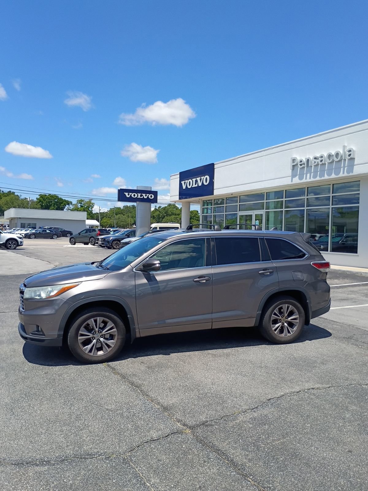 Used 2015 Toyota Highlander XLE FWD image 2
