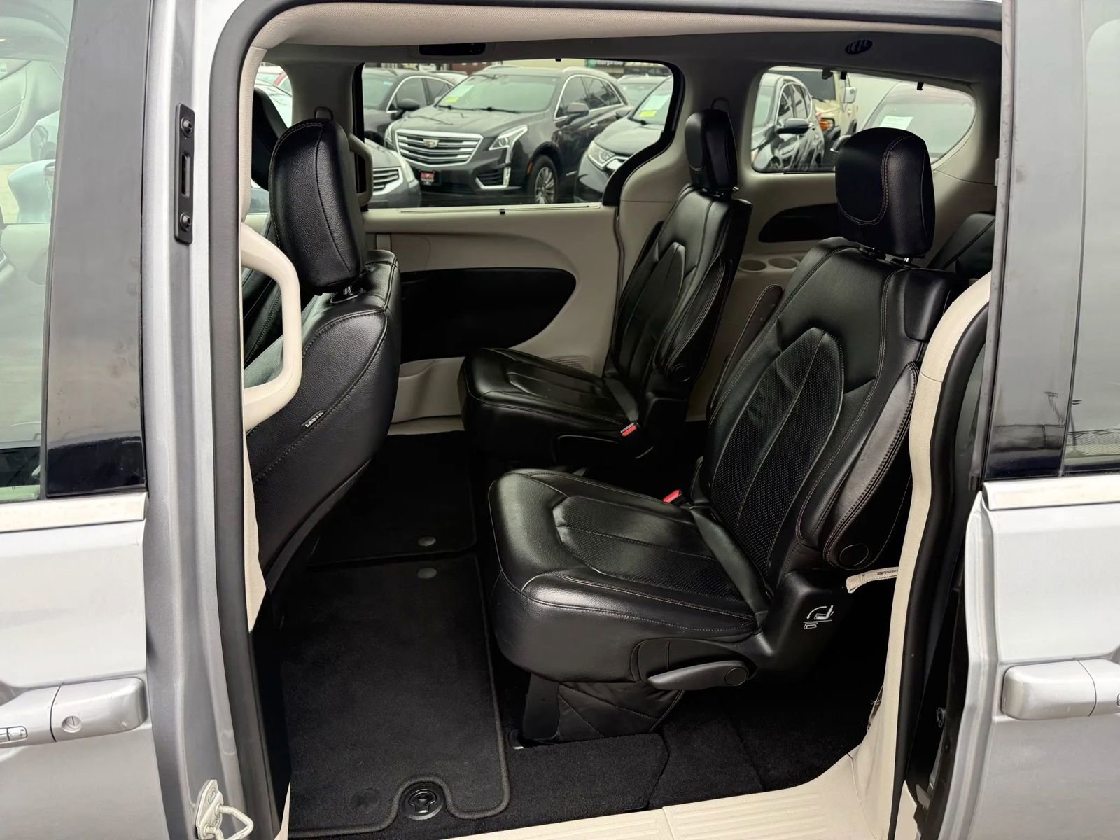 Used 2018 Chrysler Pacifica Touring-L image 9