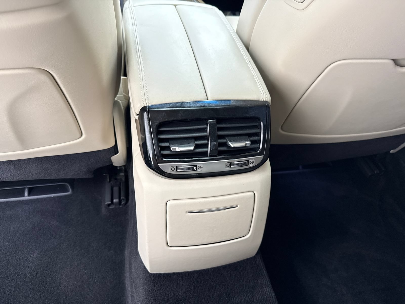Used 2019 Genesis G90 3.3T Premium RWD image 37