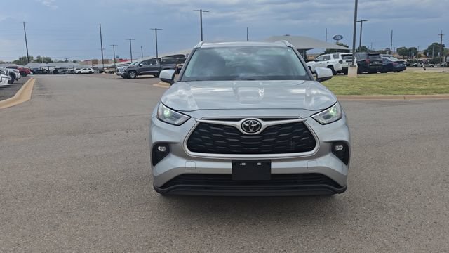 Used 2022 Toyota Highlander XLE FWD image 3