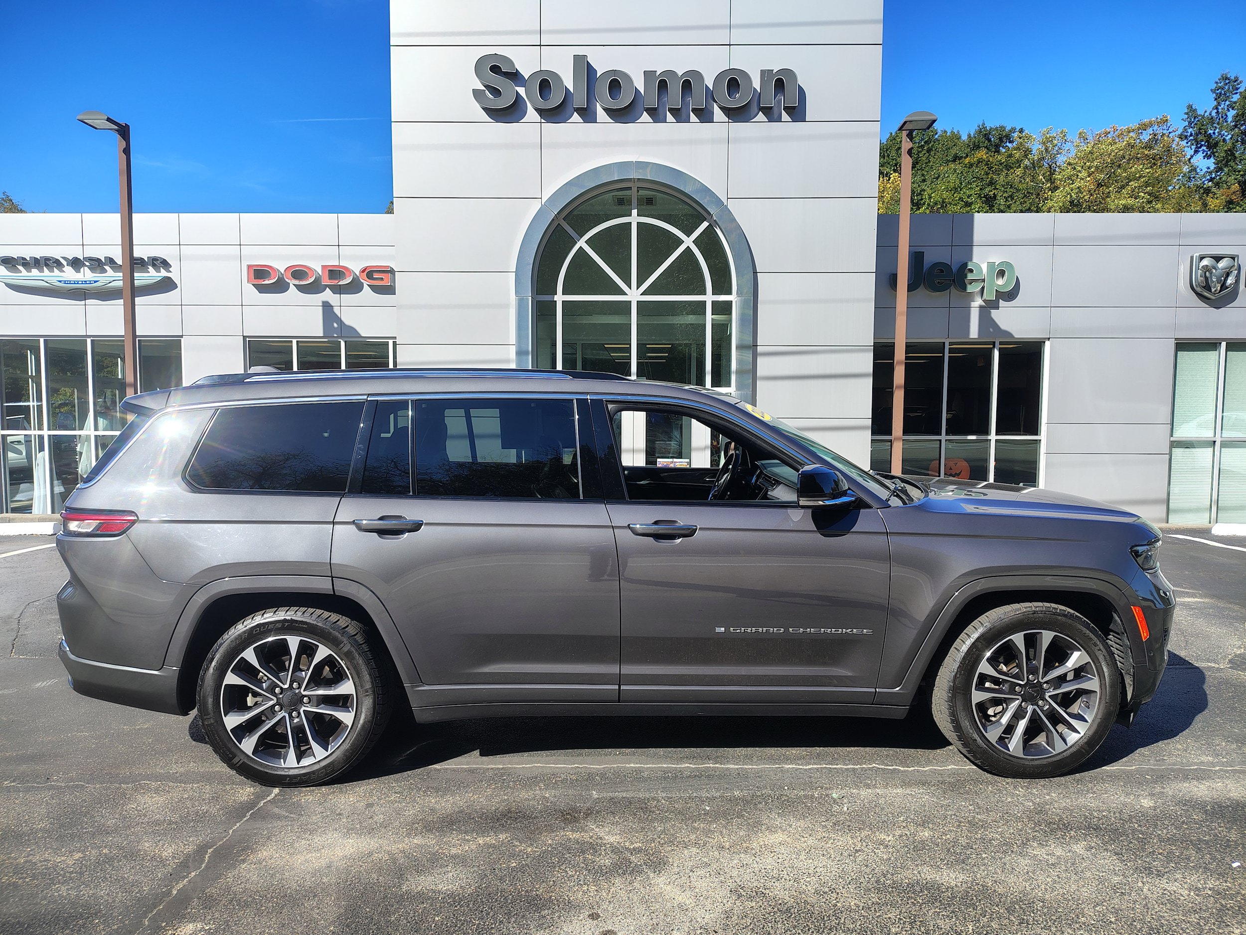 Certified 2022 Jeep Grand Cherokee L Overland w/ Luxury Tech Group IV AWD/4WD image 1