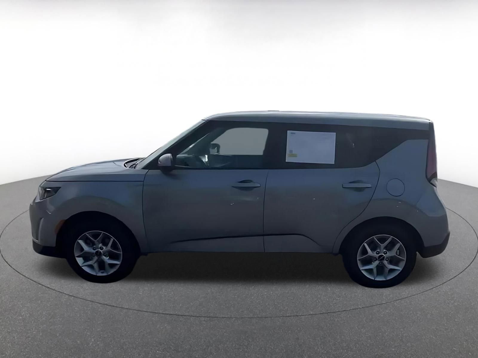 Used 2025 Kia Soul LX w/ LX Technology Package FWD image 8