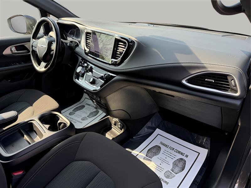 Used 2021 Chrysler Pacifica Touring w/ Uconnect Theater Family Group image 23