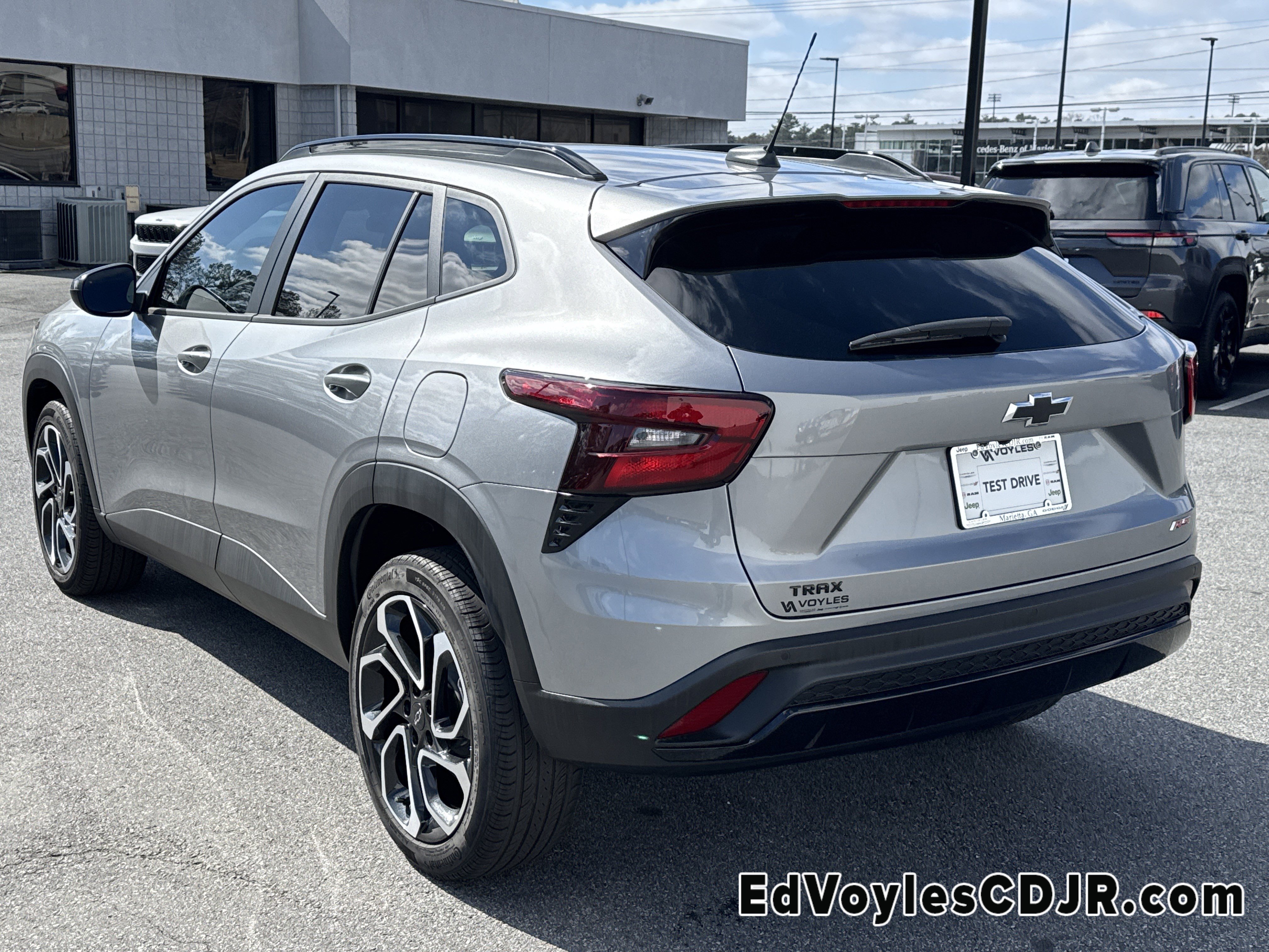 Used 2025 Chevrolet Trax RS w/ Driver Confidence Package image 6