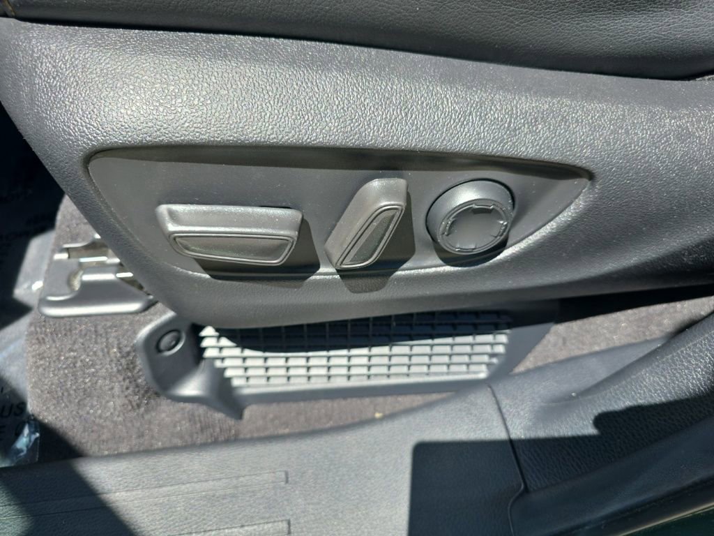 Used 2025 Toyota Sienna XLE Woodland Edition image 25