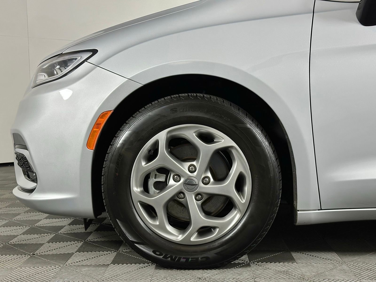 Used 2024 Chrysler Pacifica Limited image 11