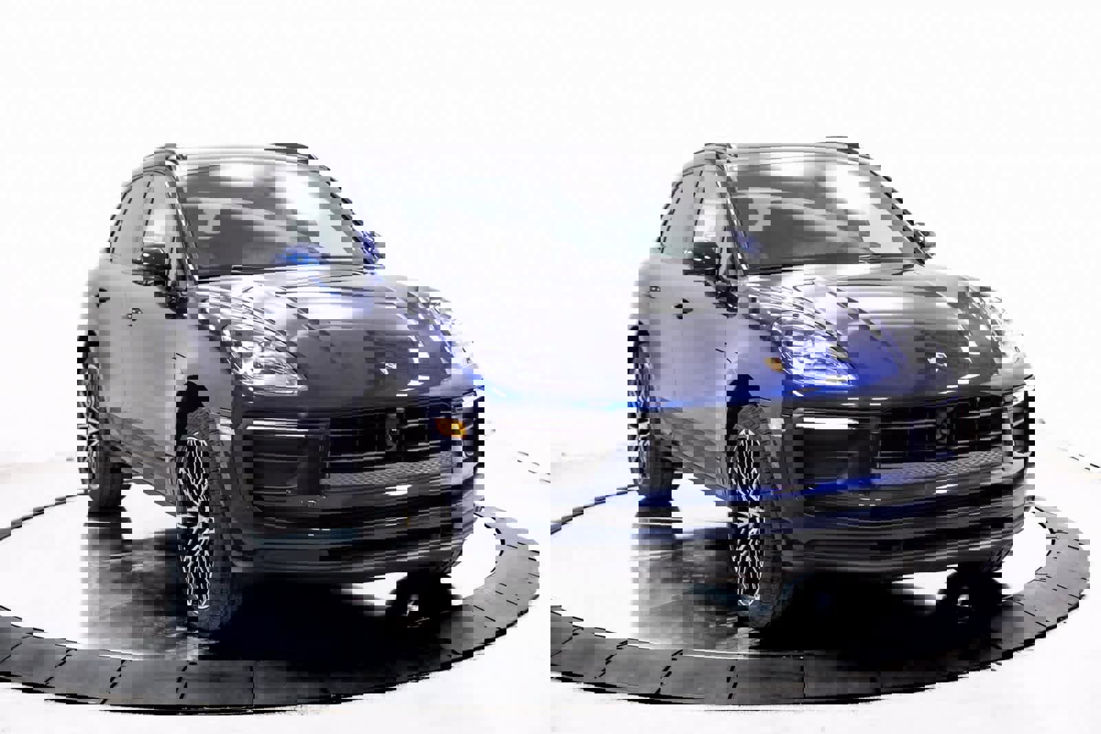 Certified 2025 Porsche Macan image 9