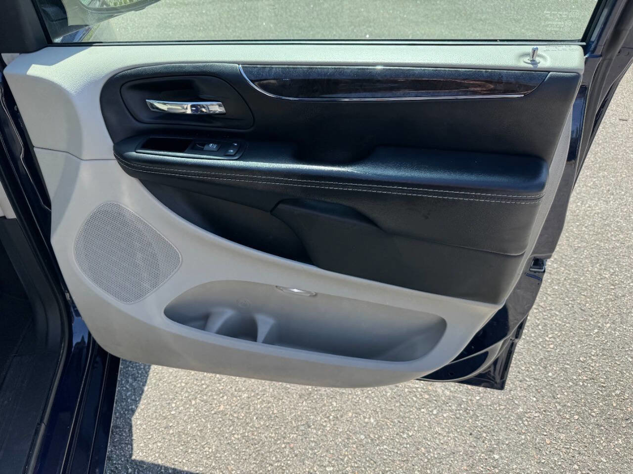 Used 2015 Chrysler Town & Country Touring image 46