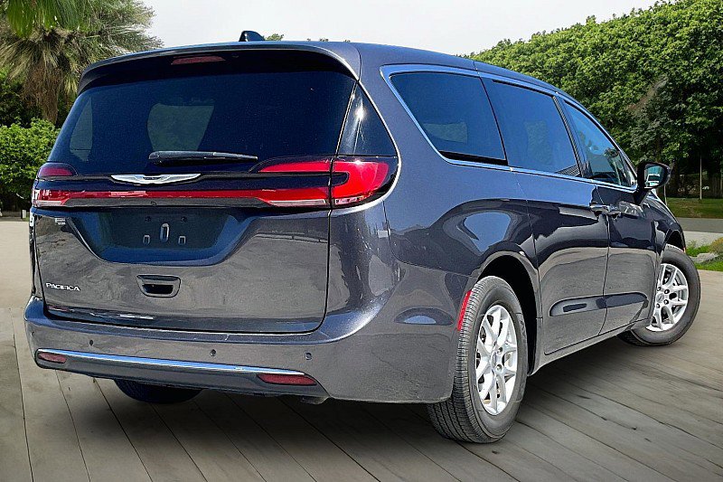 Used 2023 Chrysler Pacifica Touring-L image 2