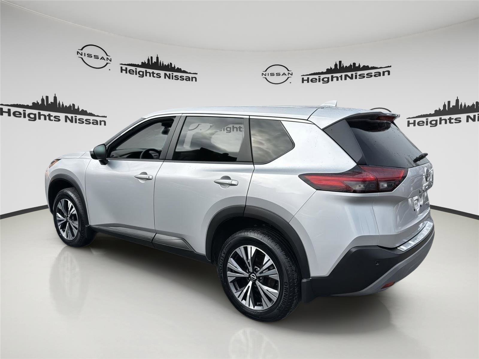 Used 2022 Nissan Rogue SV image 2