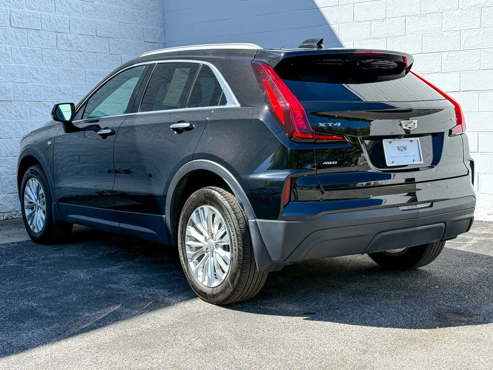 Certified 2024 Cadillac XT4 Luxury w/ Cold Weather Package AWD/4WD image 6