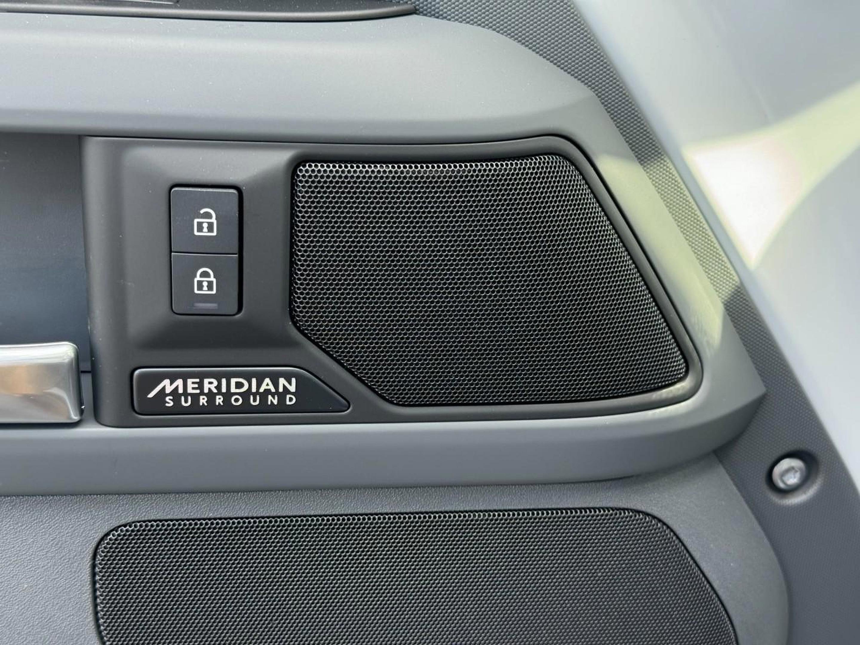 Certified 2025 Land Rover Defender 130 X-Dynamic SE image 27