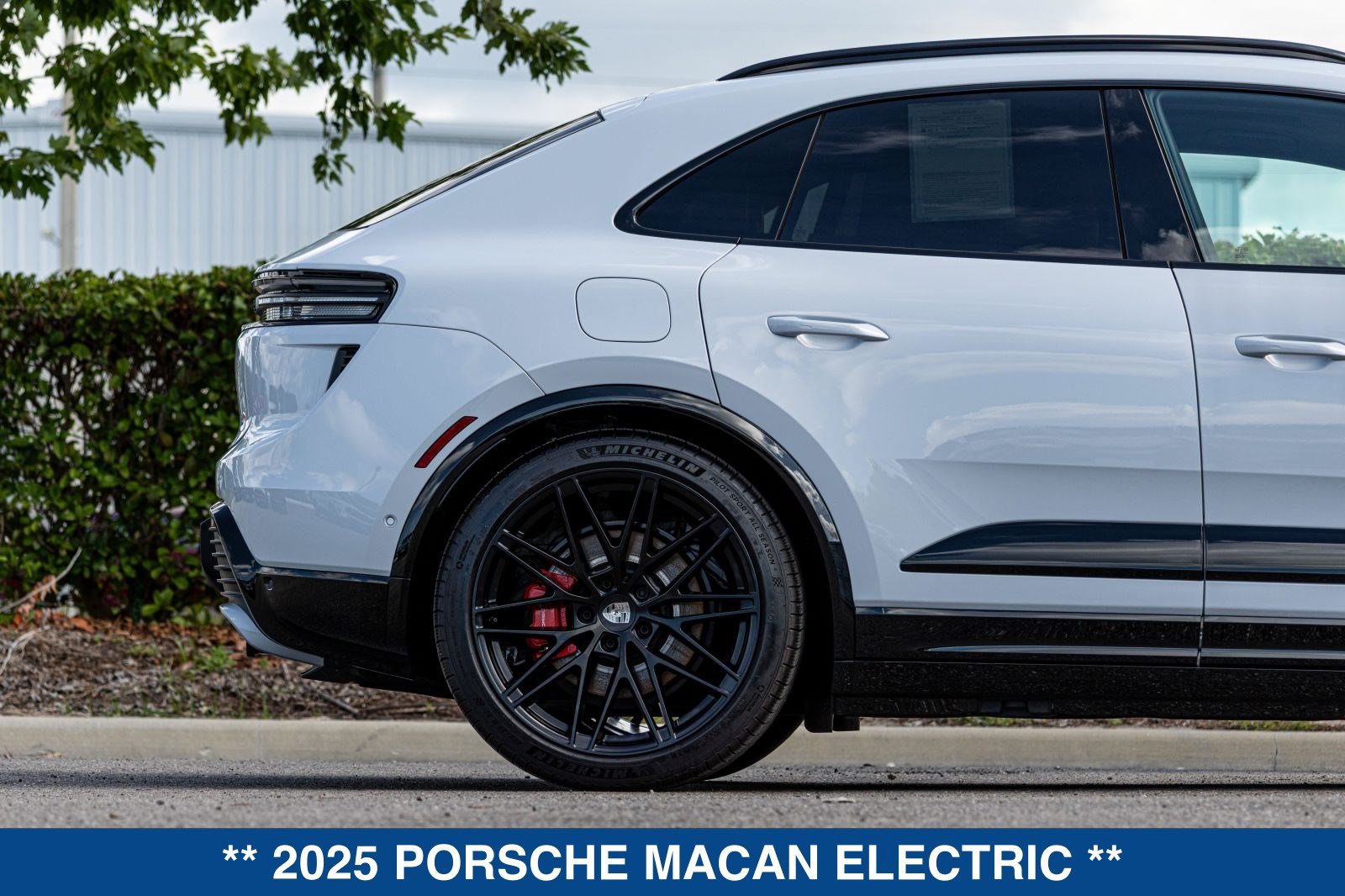 Used 2025 Porsche Macan Turbo Electric AWD/4WD image 32