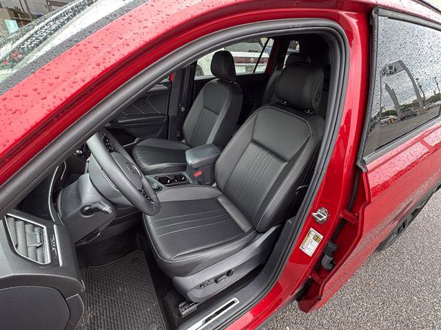Certified 2024 Volkswagen Tiguan SE R-Line AWD/4WD image 13