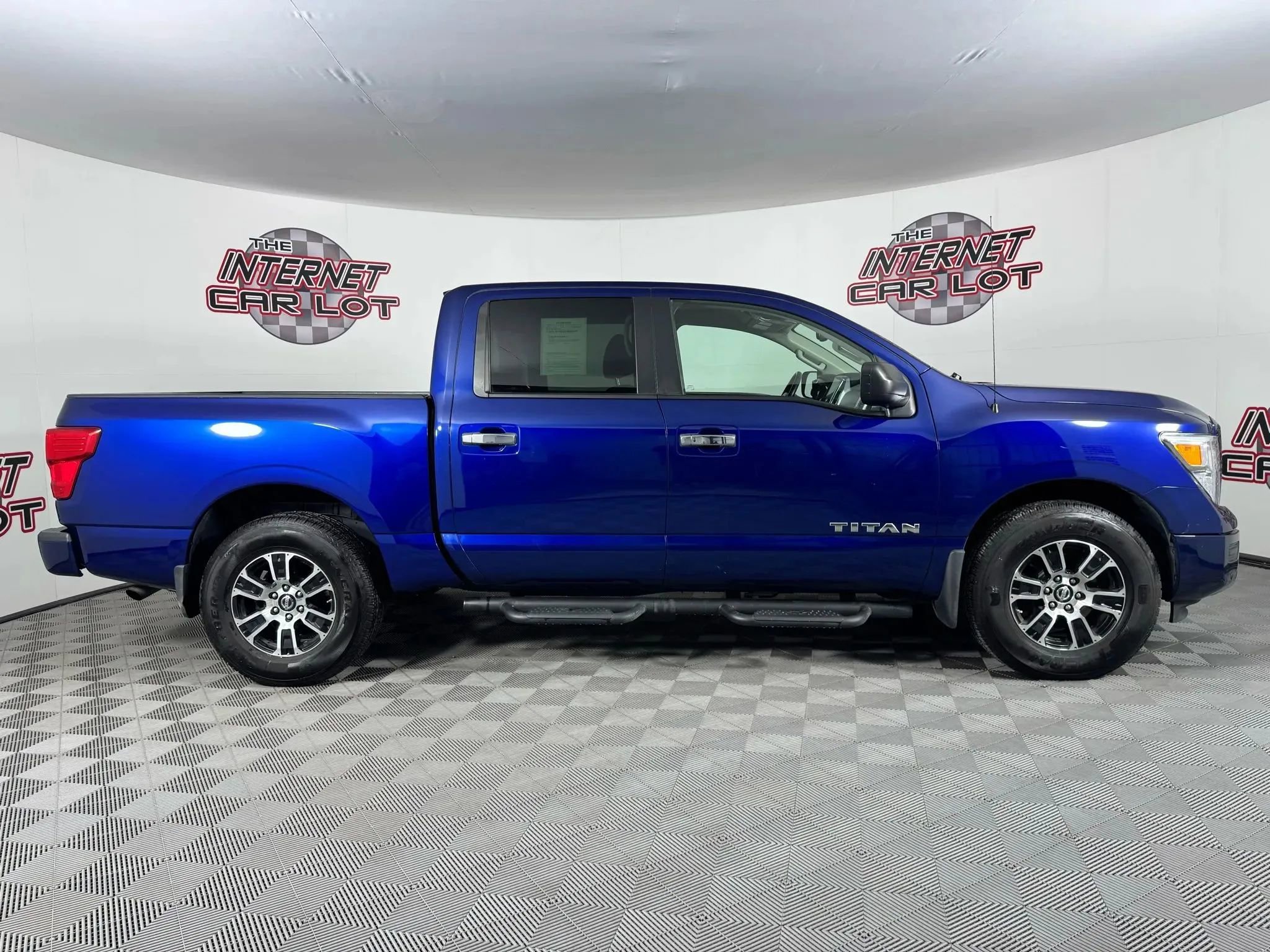 Used 2021 Nissan Titan SV w/ SV Convenience Package image 8