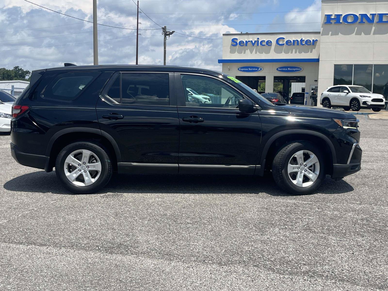 Used 2023 Honda Pilot LX image 2