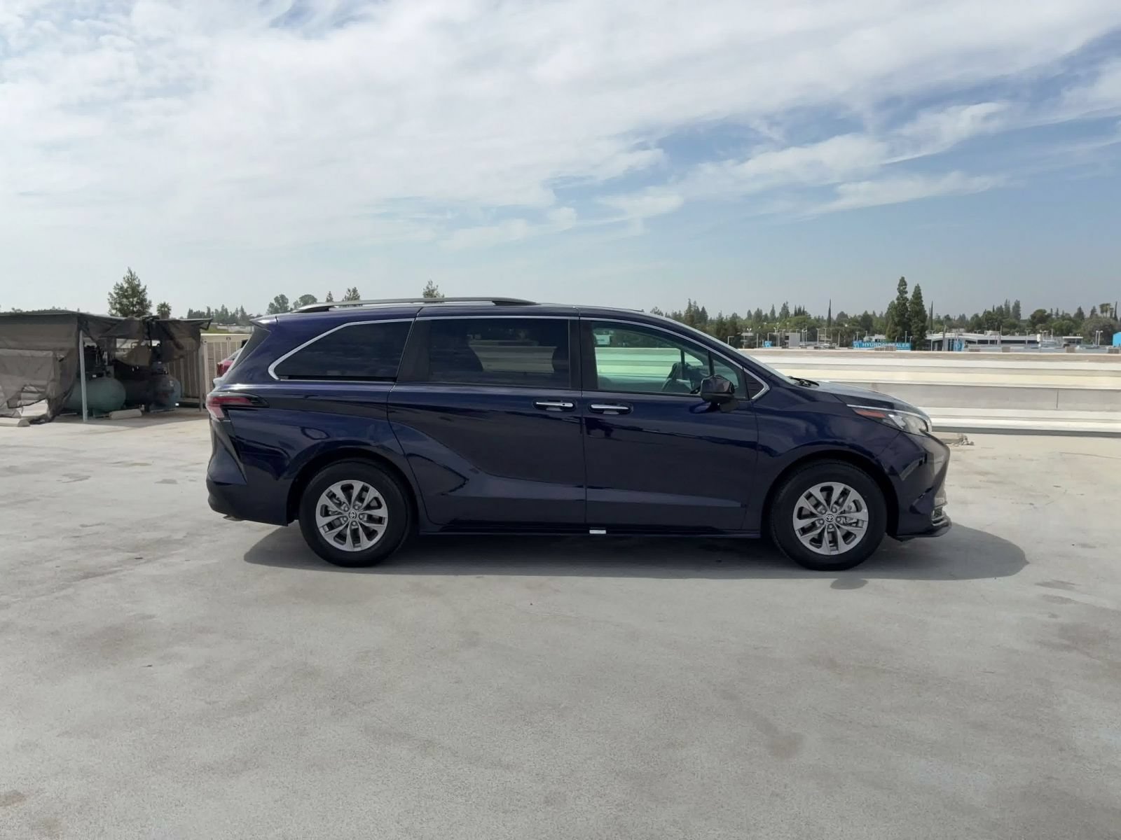 Used 2025 Toyota Sienna XLE FWD image 15