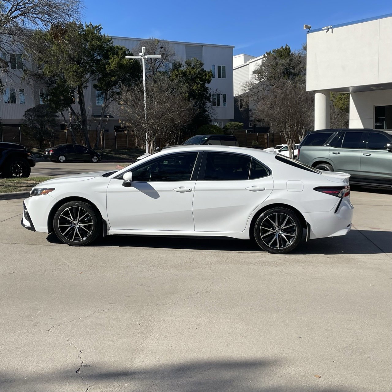 Used 2024 Toyota Camry SE image 3