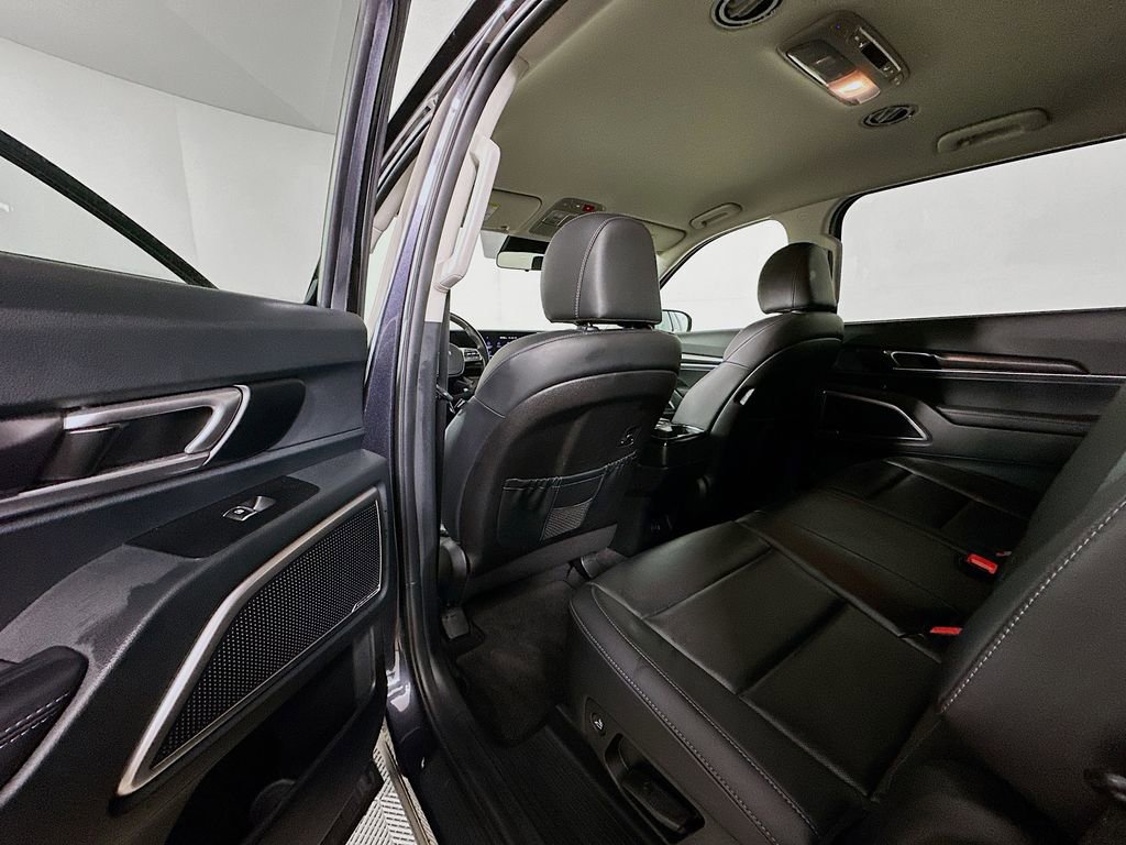 Used 2025 Kia Telluride LX FWD image 17