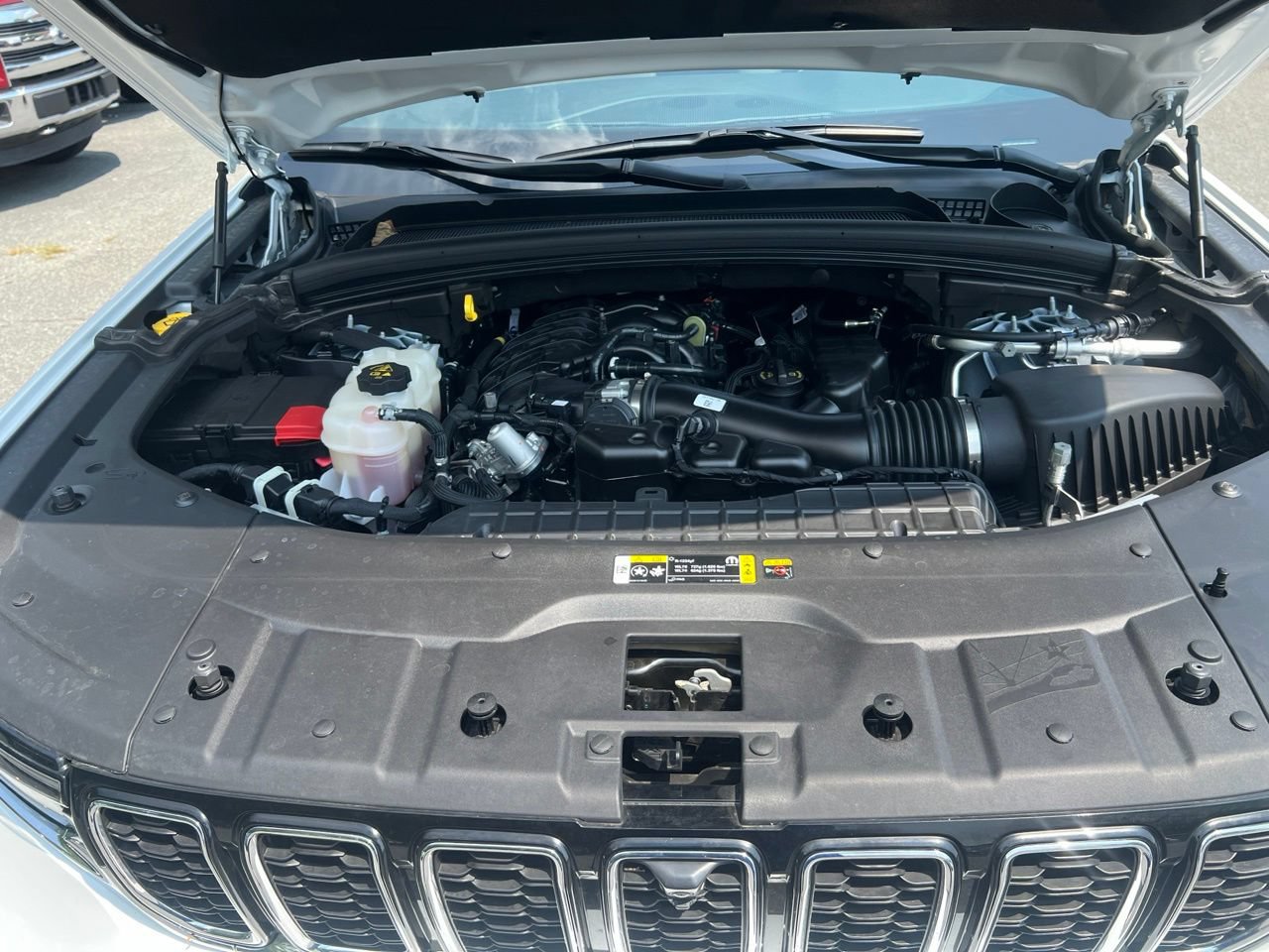 Used 2025 Jeep Grand Cherokee L Limited w/ Luxury Tech Group II RWD image 25