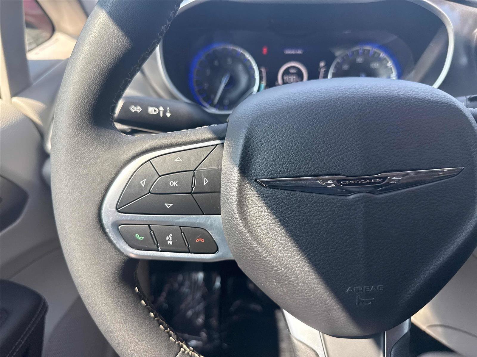 Used 2023 Chrysler Pacifica Touring-L FWD image 19