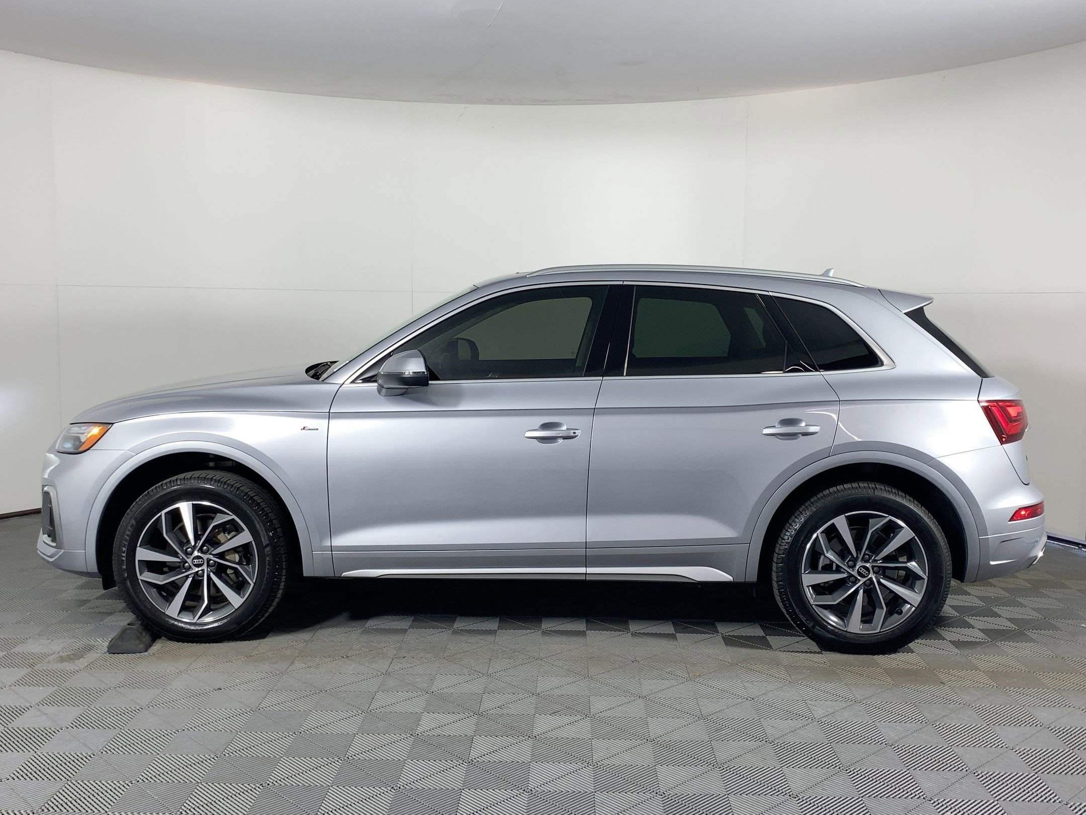 Used 2023 Audi Q5 2.0T Premium Plus w/ Premium Plus Package image 2
