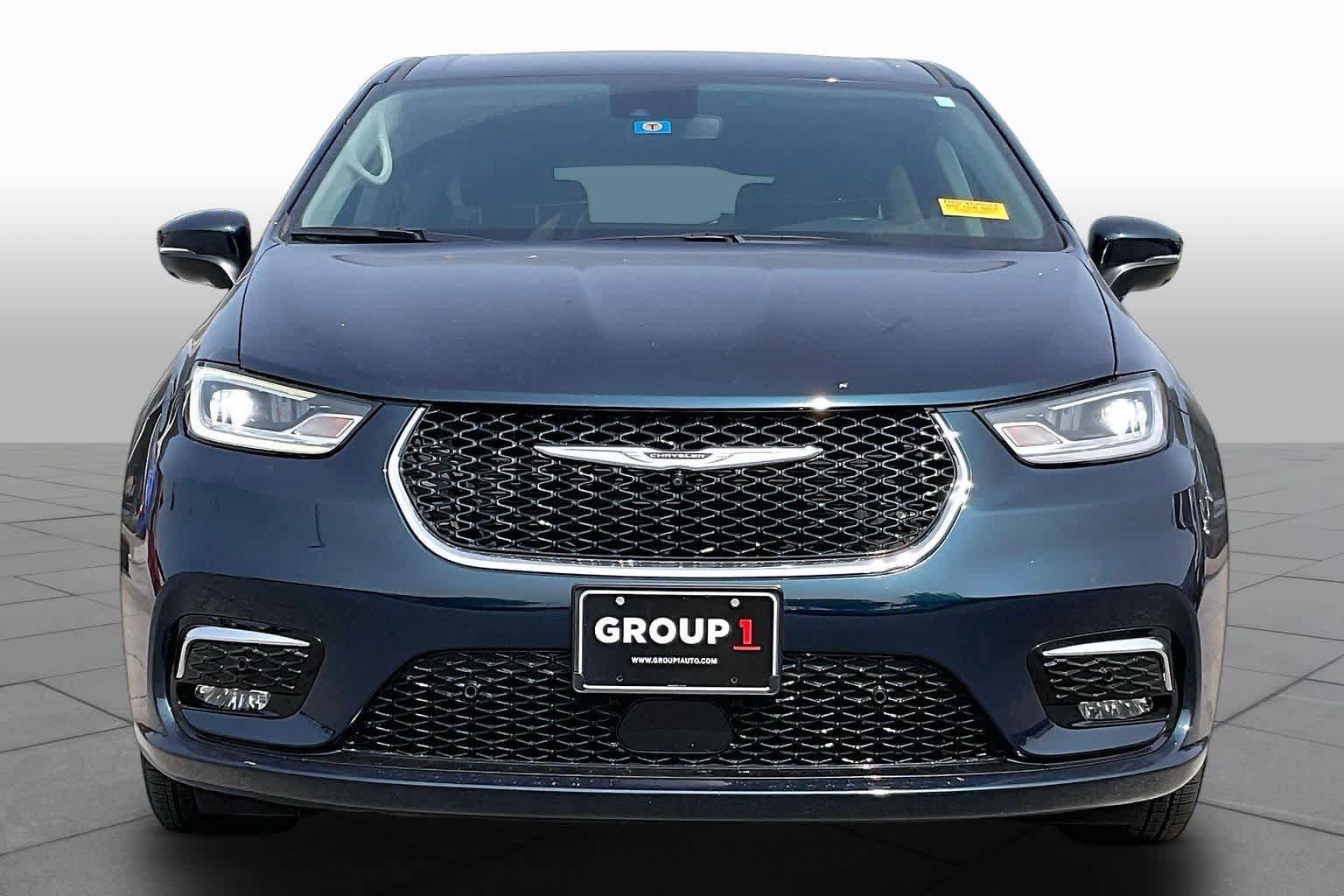 Used 2023 Chrysler Pacifica Touring-L FWD image 4