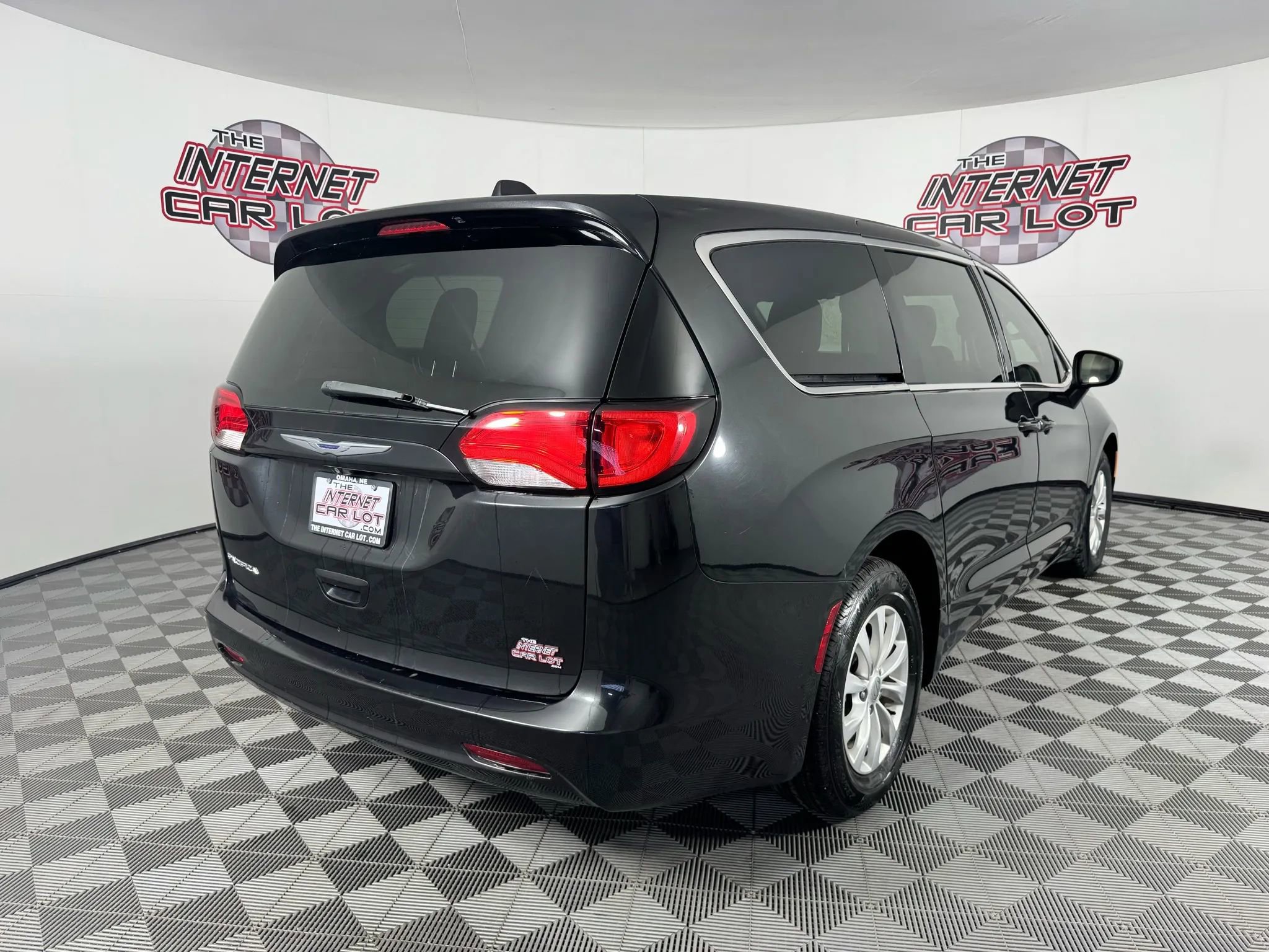 Used 2017 Chrysler Pacifica Touring w/ Tire & Wheel Group image 7