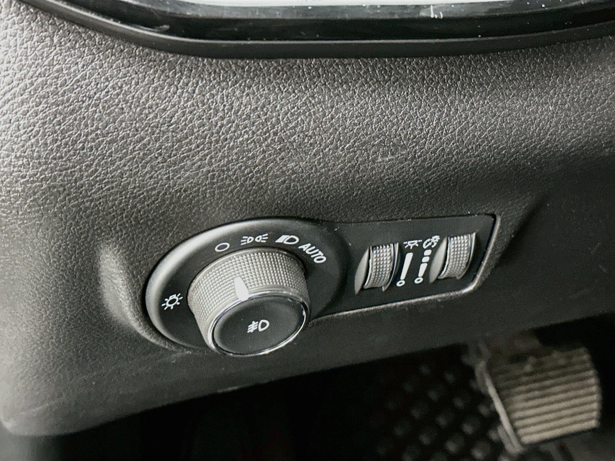 Used 2025 Jeep Compass Trailhawk AWD/4WD image 17
