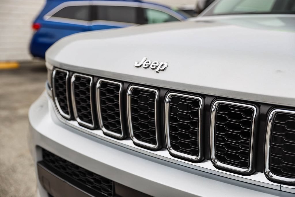 Used 2023 Jeep Grand Cherokee L Laredo w/ Trailer Tow Group (B) AWD/4WD image 11