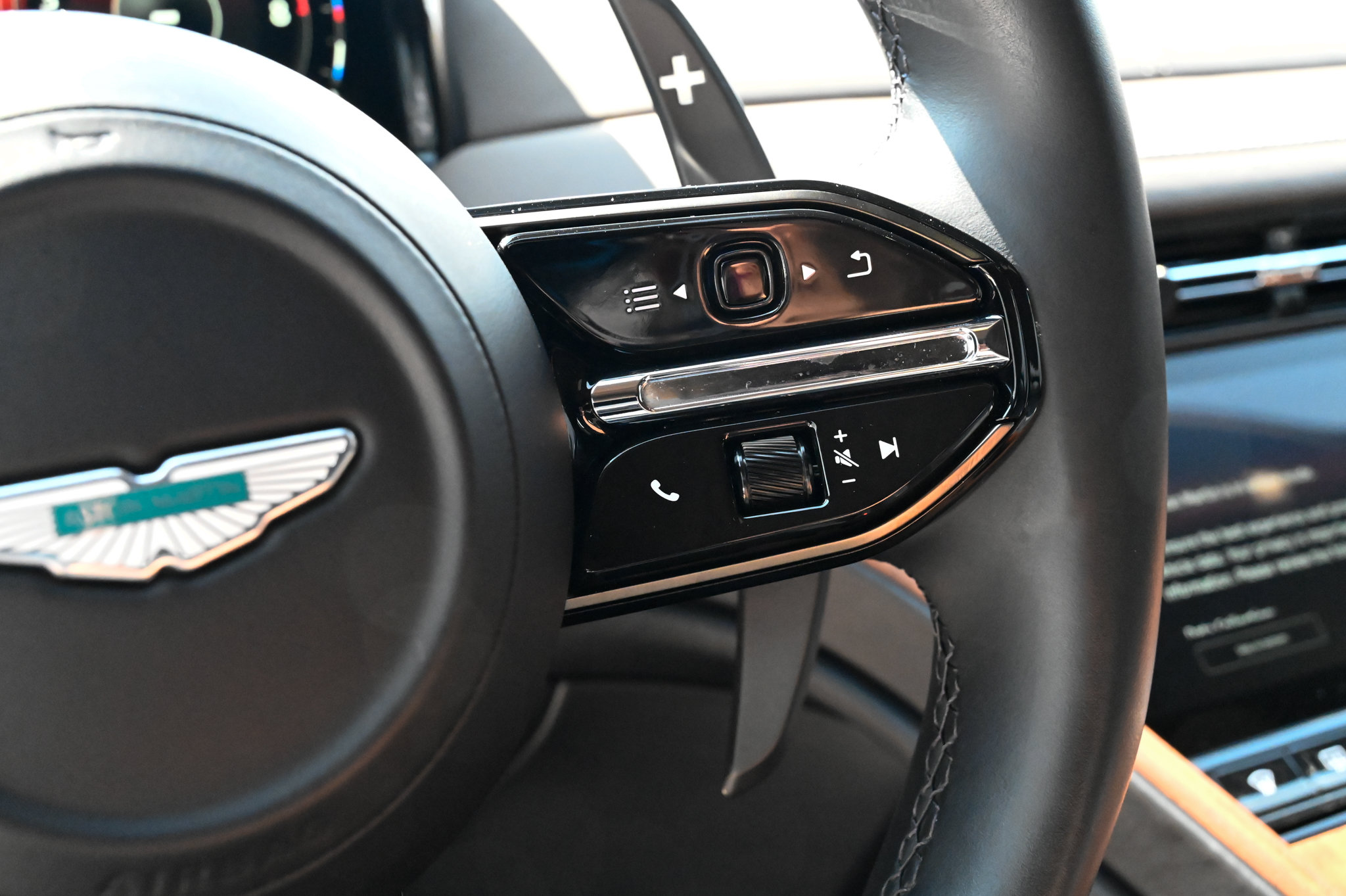 Used 2024 Aston Martin DB12 Coupe RWD image 18