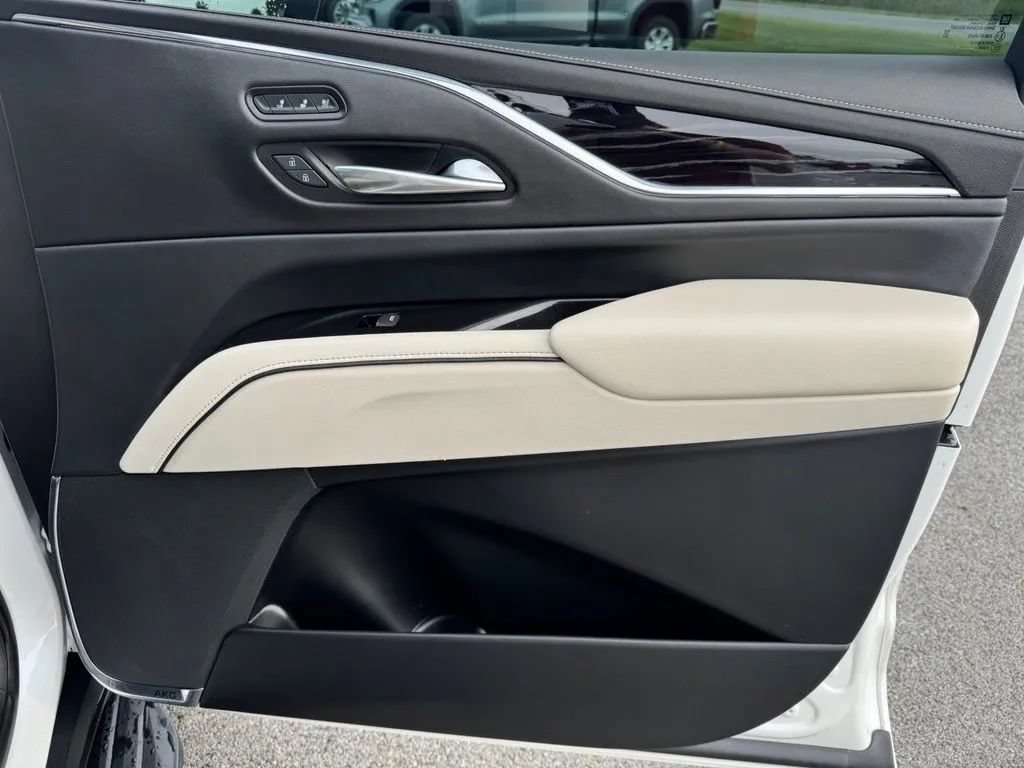 Used 2021 Cadillac Escalade Sport w/ LPO, Illumination Package AWD/4WD image 16