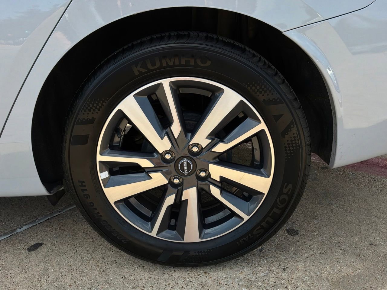 Used 2025 Nissan Versa SV FWD image 9