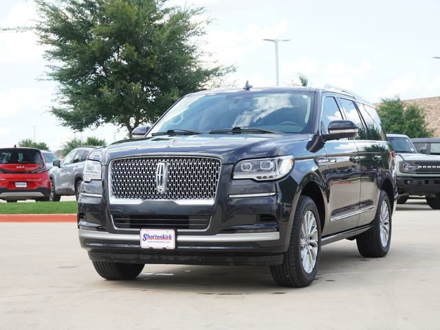 Used 2023 Lincoln Navigator 4WD image 3