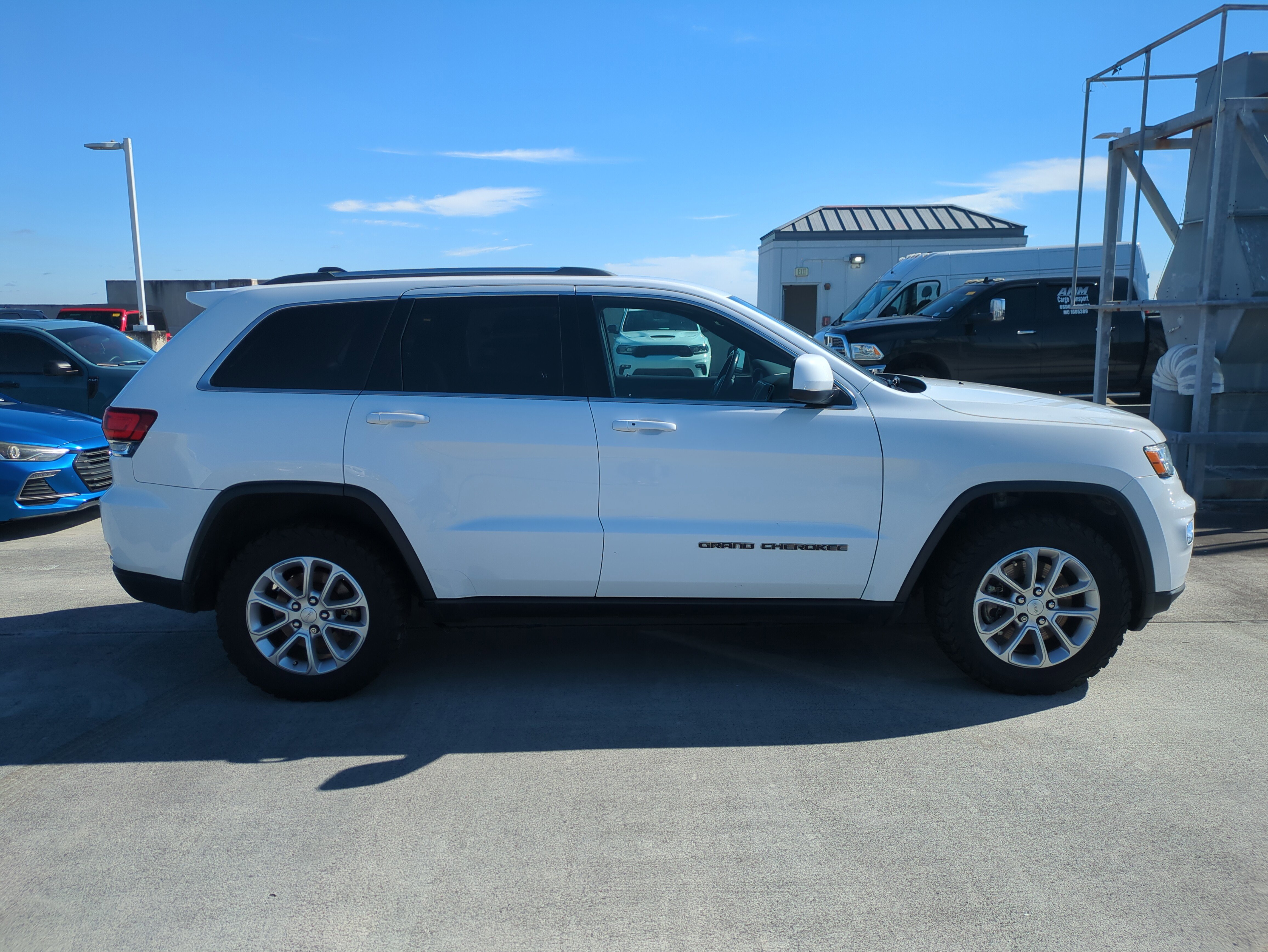 Used 2021 Jeep Grand Cherokee Laredo image 4